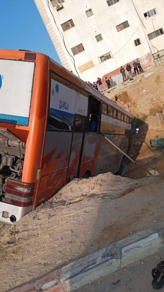 مرور غزة: إصابات إثر سقوط حافلة ركاب في شارع الرشيد