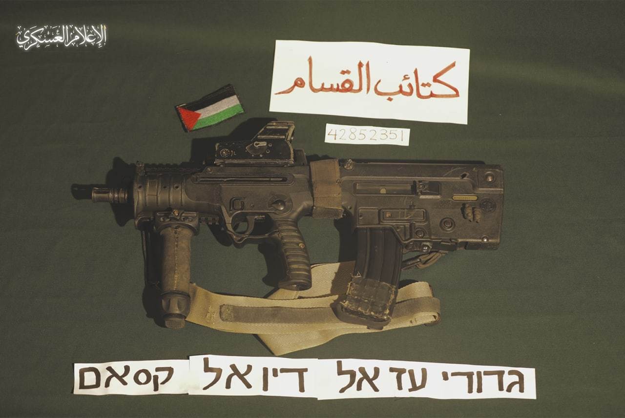 "كتائب القسام" تكشف عن بندقية الضابط "الإسرائيلي" هدار غولدن
