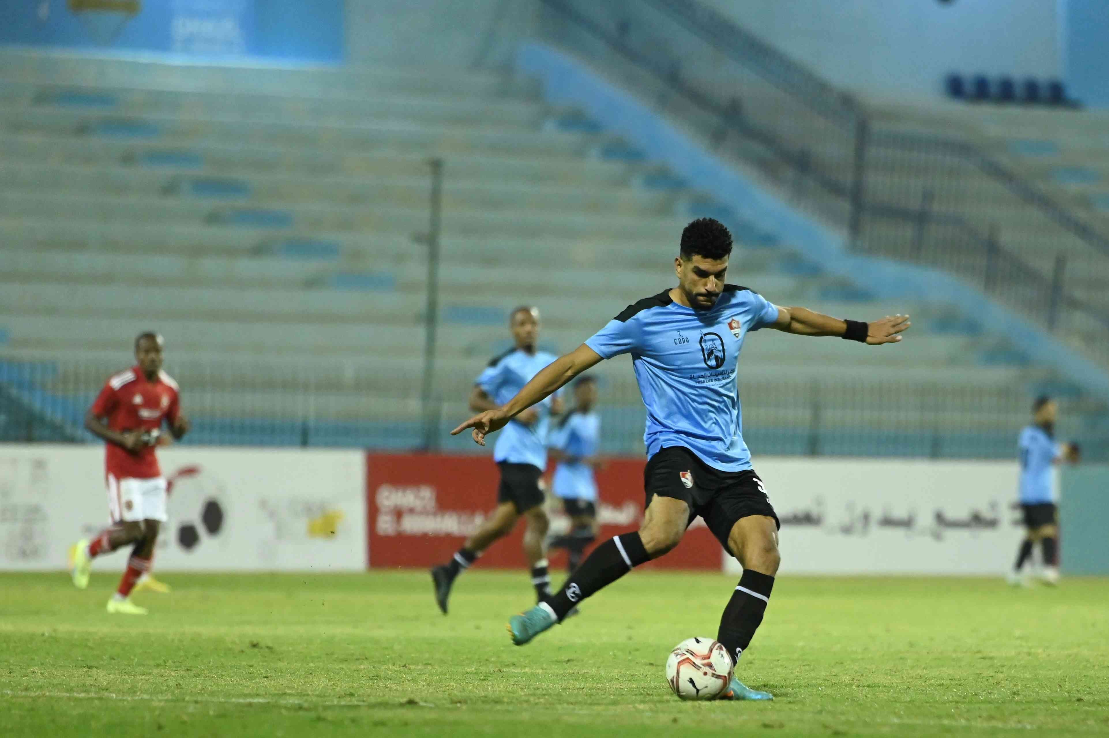 بالفيديو و الصور : الأهلي يواصل تصدر الدوري بثنائية أمام غزل المحلة