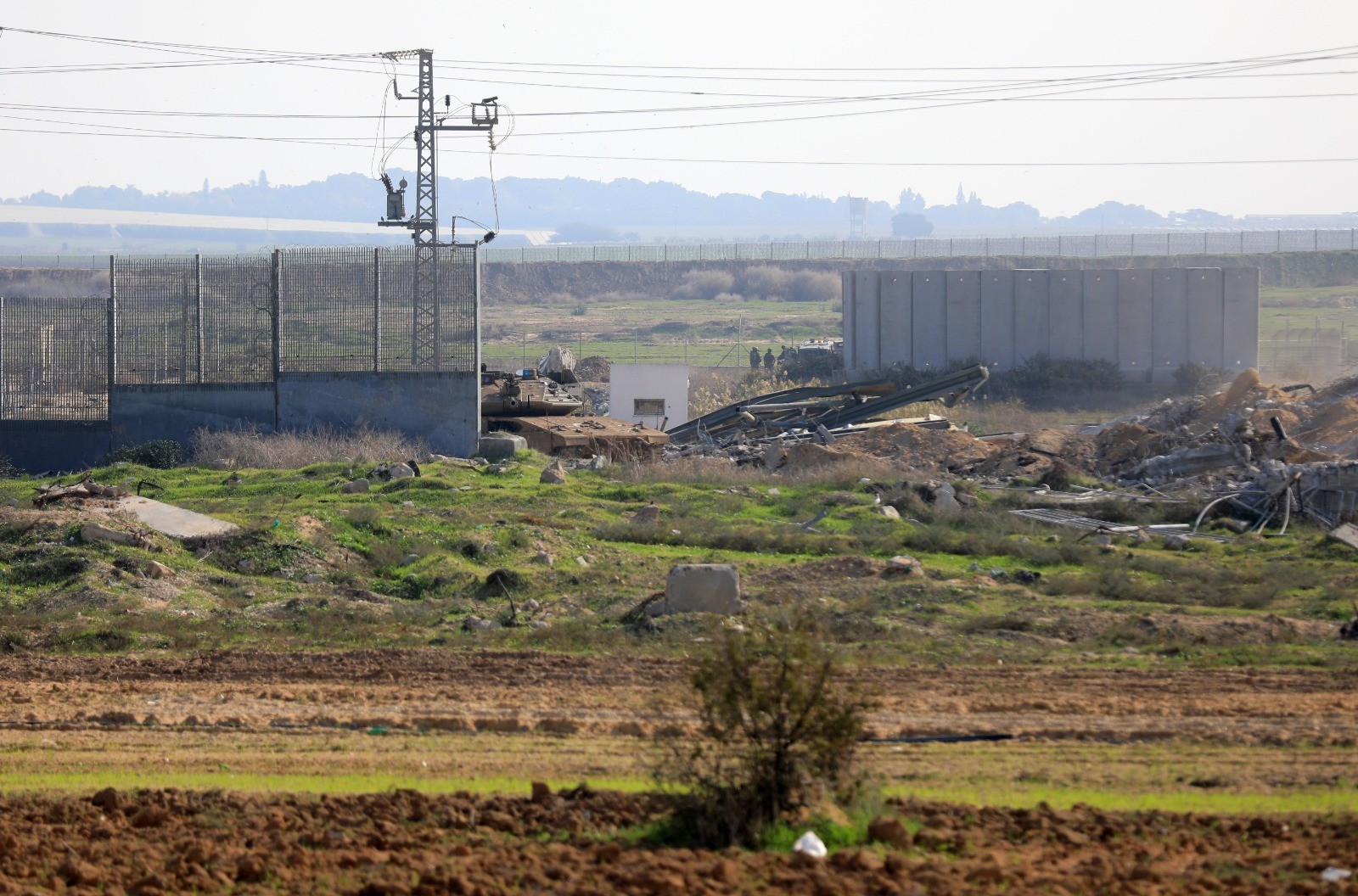 بالصور: الاحتلال يشرع بإزالة حاجز كارني عند حدود غزة