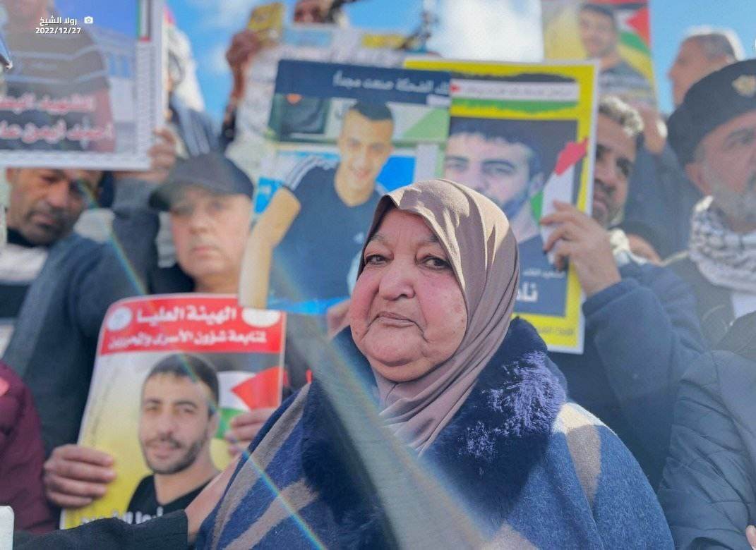 أم ناصر حميد تتقدّم مسيرة للمطالبة باسترداد جثامين الشهداء المحتجزة لدى الاحتلال