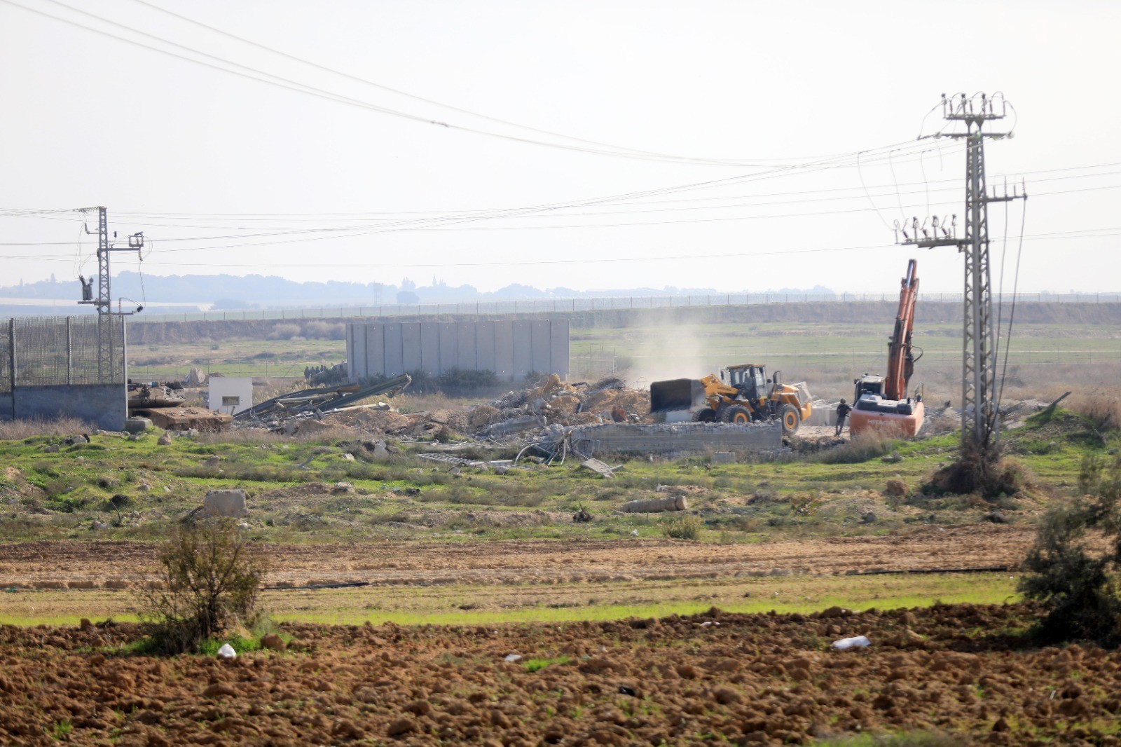 بالصور: الاحتلال يشرع بإزالة حاجز كارني عند حدود غزة