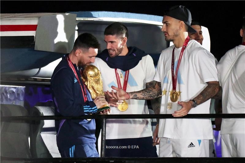 بالصور.. ميسي وأبطال العالم يصلون الأرجنتين