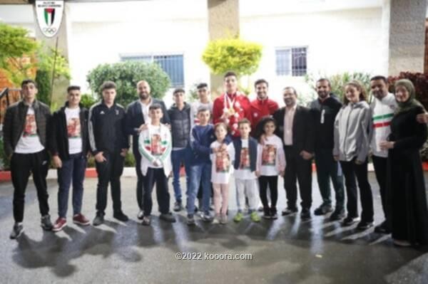 بالصور : استقبال فلسطيني حار ل"بشارات" بطل آسيا للكاراتيه