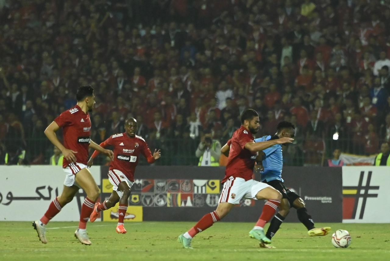 بالفيديو و الصور : الأهلي يواصل تصدر الدوري بثنائية أمام غزل المحلة