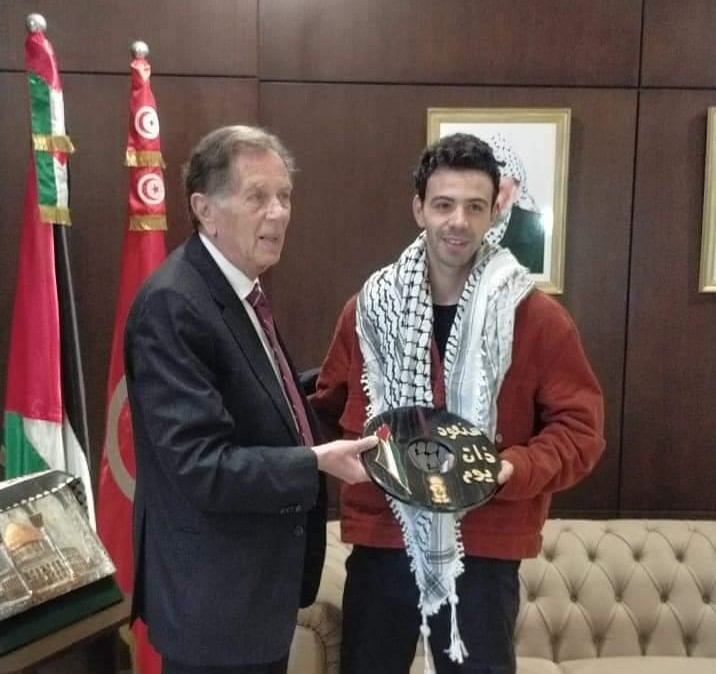 فلسطين تُكرّم الشاب الذي رفع علم بلادنا في مباراة تونس وفرنسا