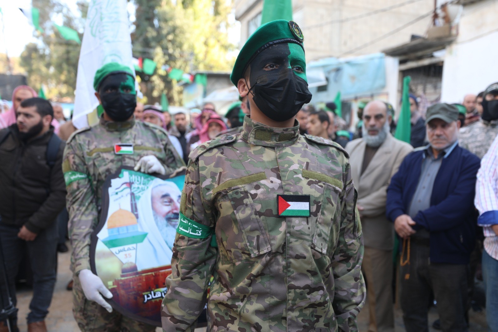 بالصور: "حماس" تُعلن بدء فعاليات إحياء انطلاقتها الـ 35 وسط قطاع غزة