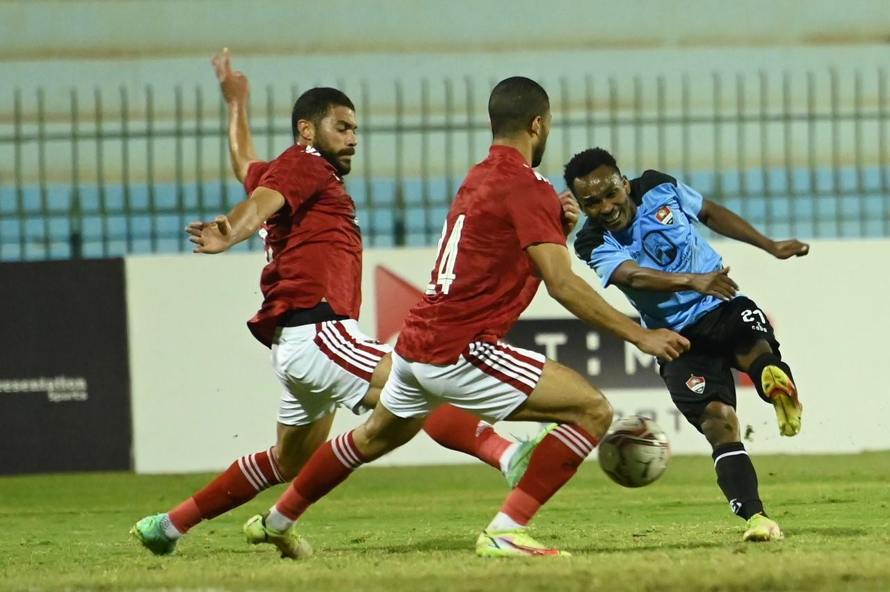 بالفيديو و الصور : الأهلي يواصل تصدر الدوري بثنائية أمام غزل المحلة