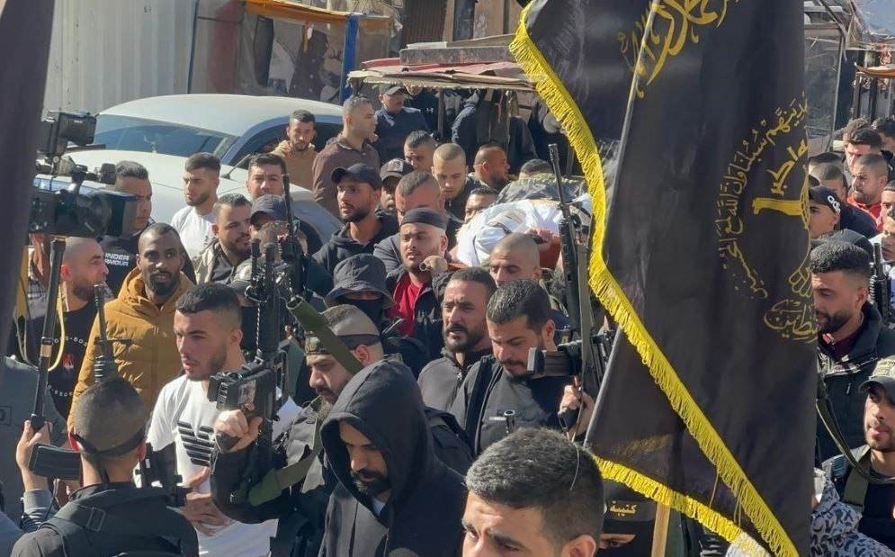 أهالي مخيم جنين يُشيعون جثمان الشهيد تامر نشرتي