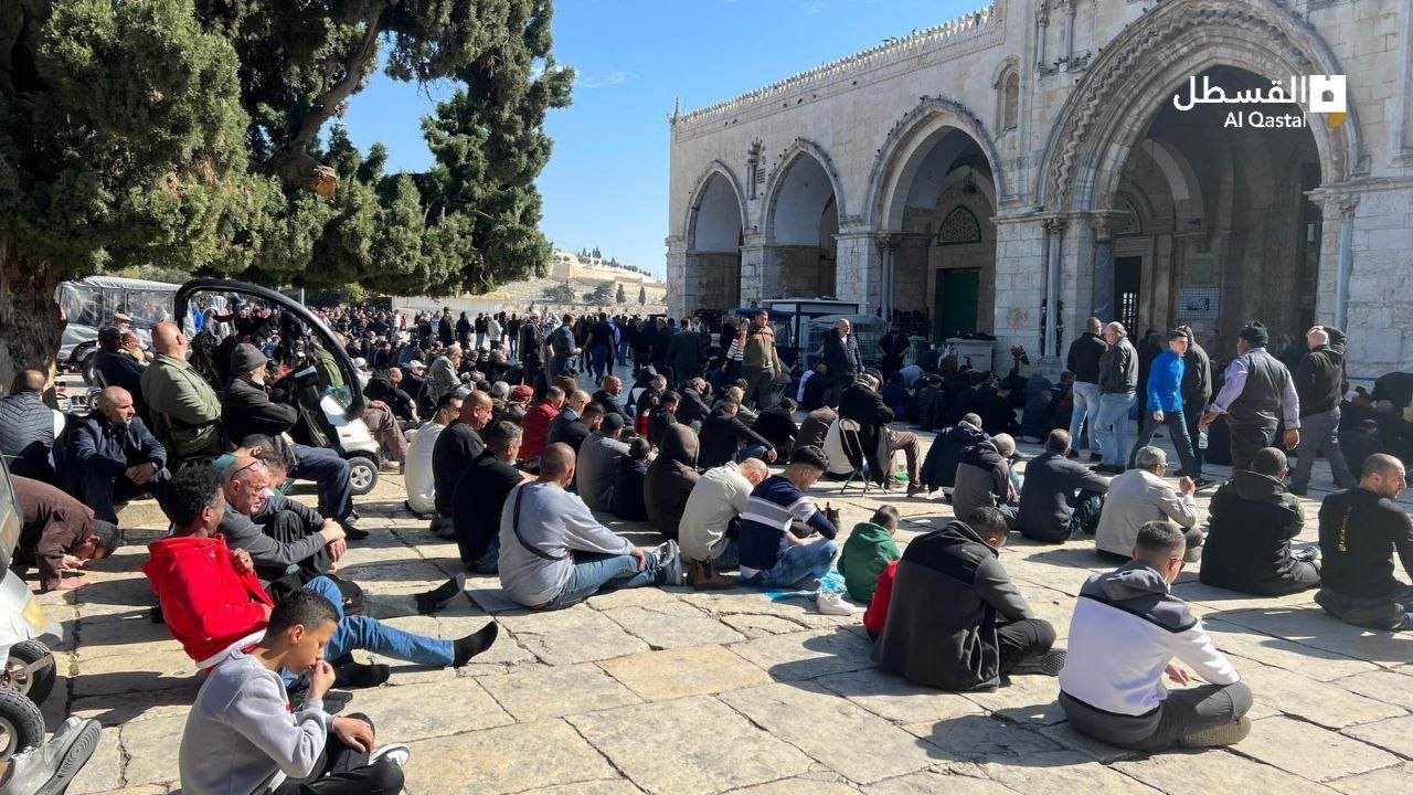 70 ألفًا يؤدون صلاة الجمعة في باحات المسجد الأقصى المبارك