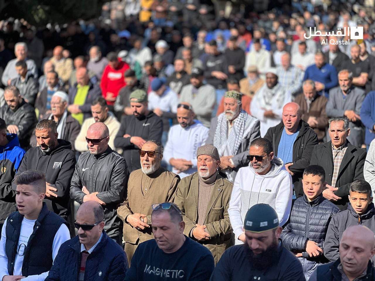 70 ألفًا يؤدون صلاة الجمعة في باحات المسجد الأقصى المبارك