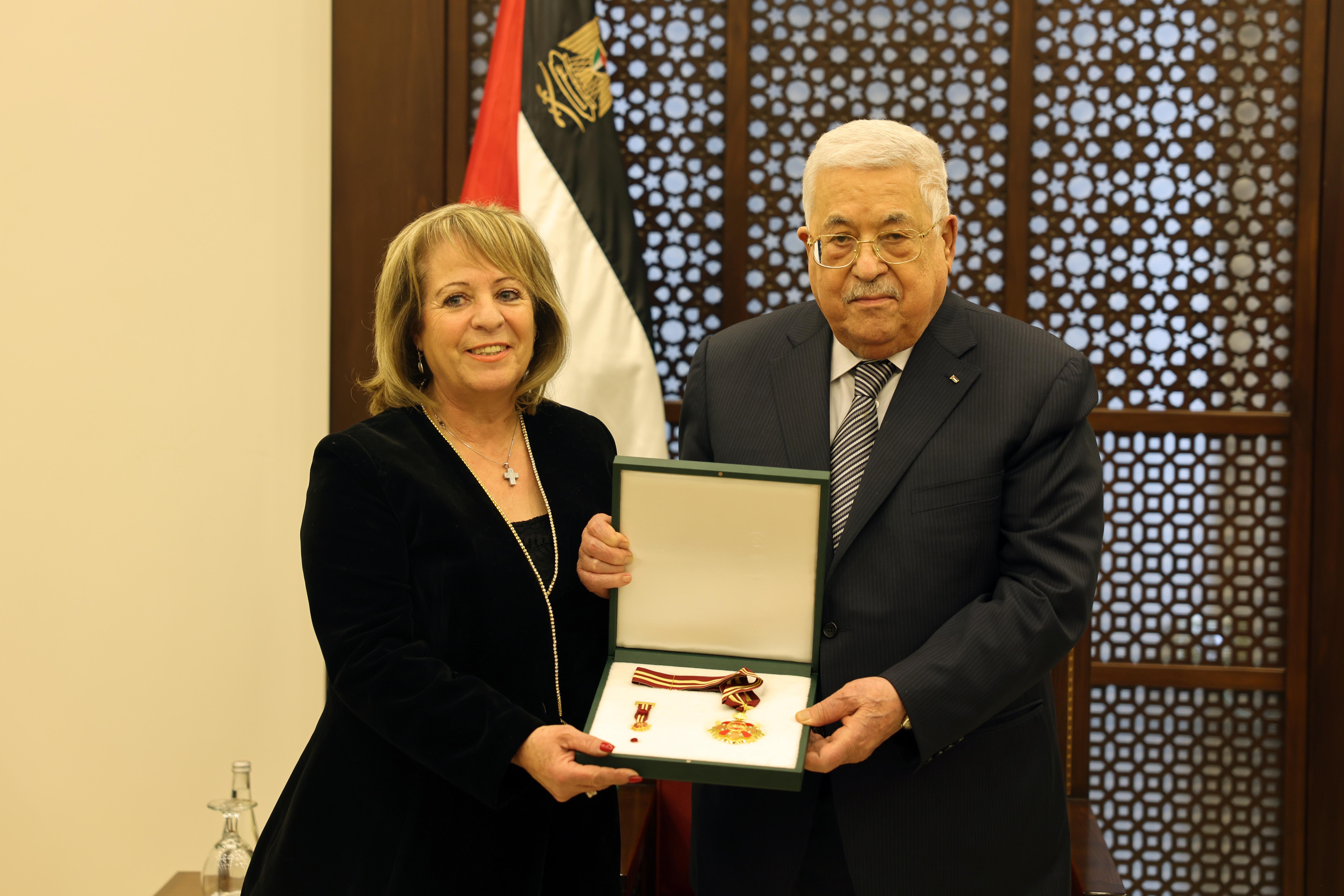 الرئيس عباس يمنح جمعيات وشخصيات مسيحية نجمة بيت لحم والقدس