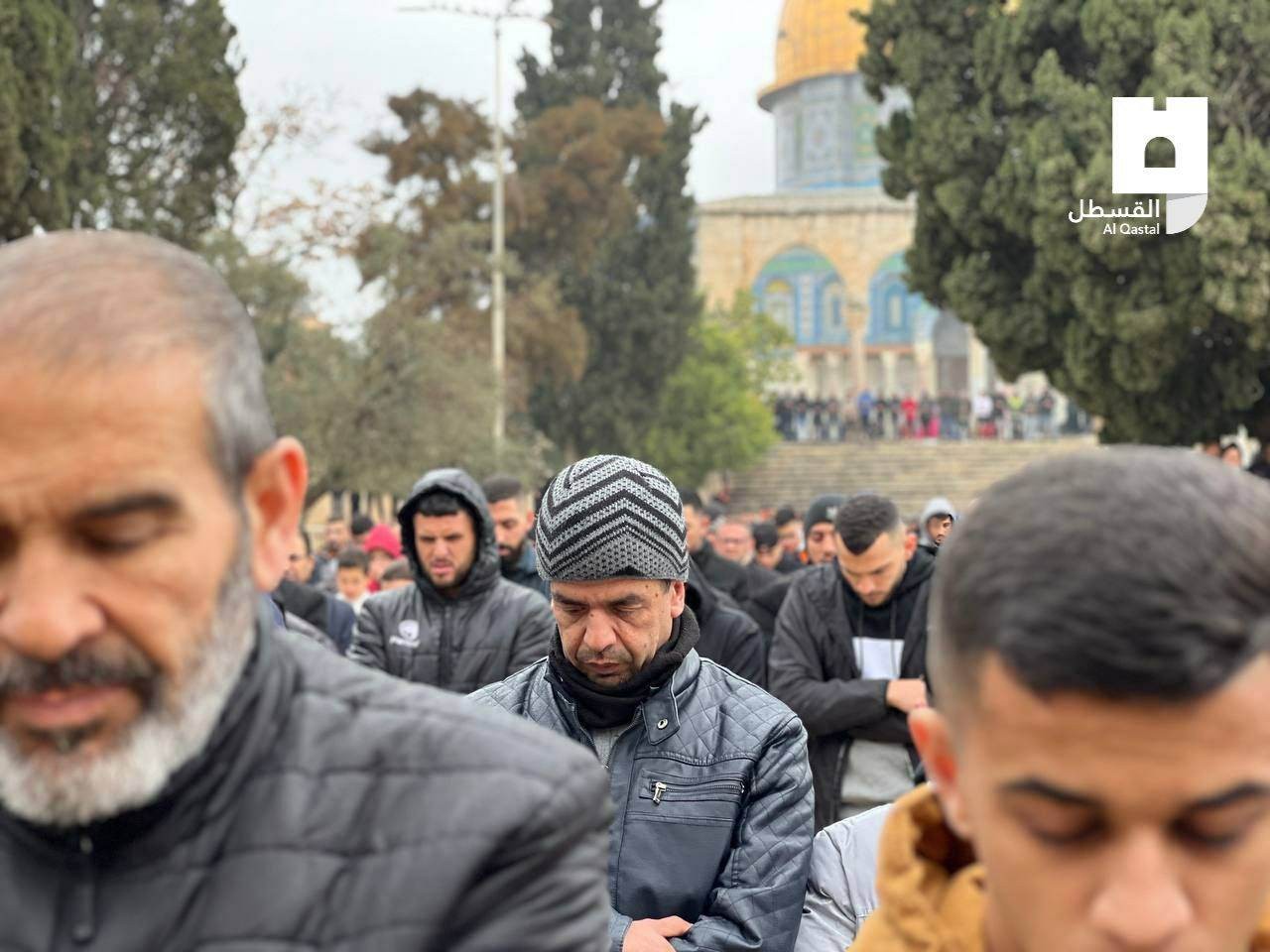 60 ألفًا يؤدون صلاة الجمعة في باحات المسجد الأقصى المبارك
