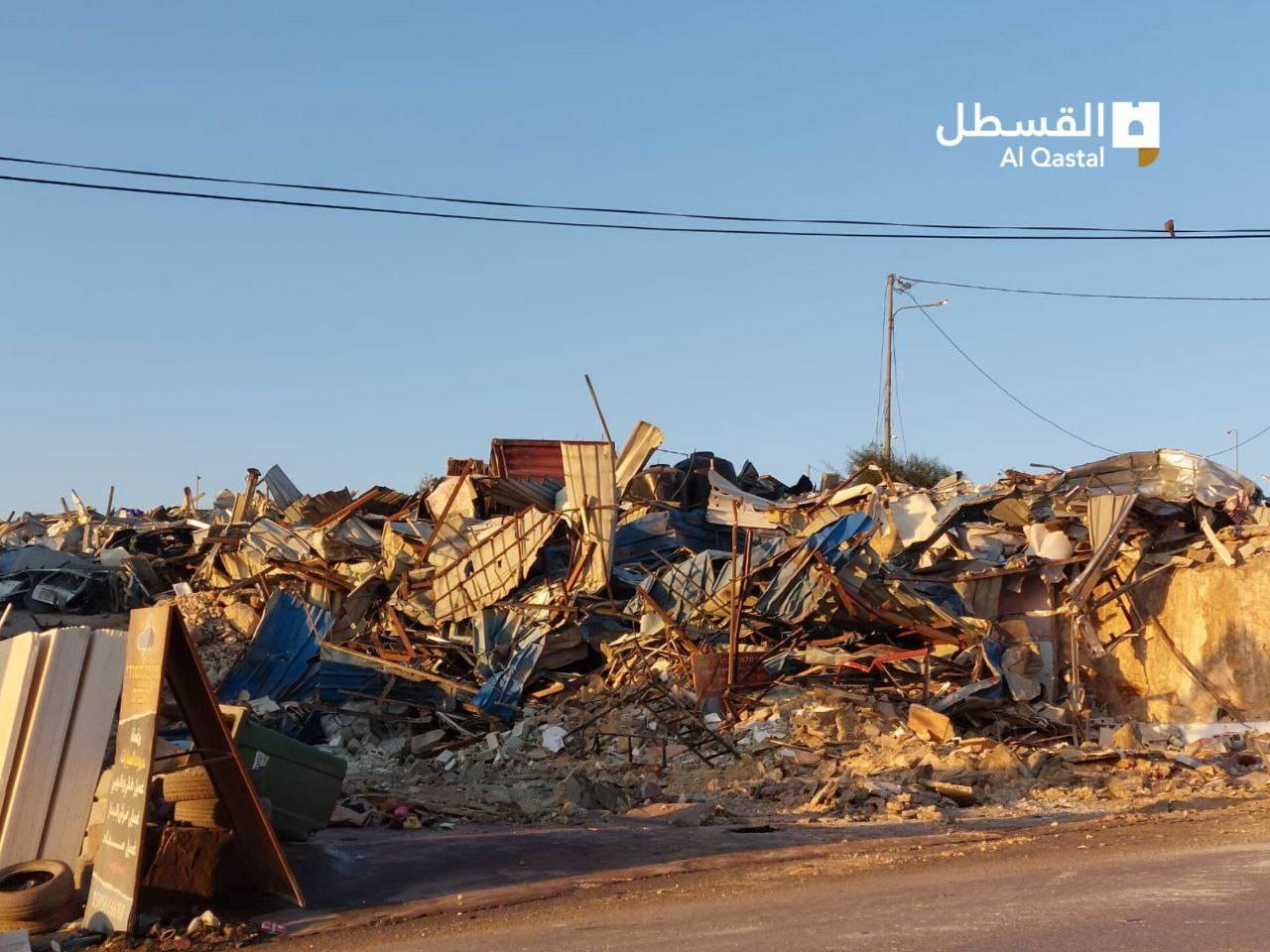 الاحتلال يهدم منشآت تجارية في بلدة حزما بالقدس المحتلة