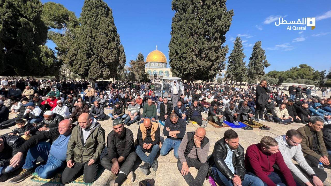 70 ألفًا يؤدون صلاة الجمعة في باحات المسجد الأقصى المبارك