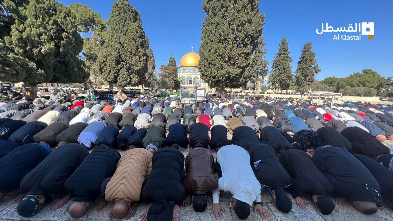 70 ألفًا يؤدون صلاة الجمعة في باحات المسجد الأقصى المبارك