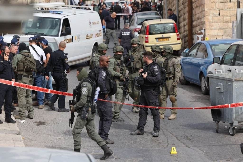 الإعلام العبري: إصابة مستوطنين بعملية إطلاق نار في بلدة سلوان