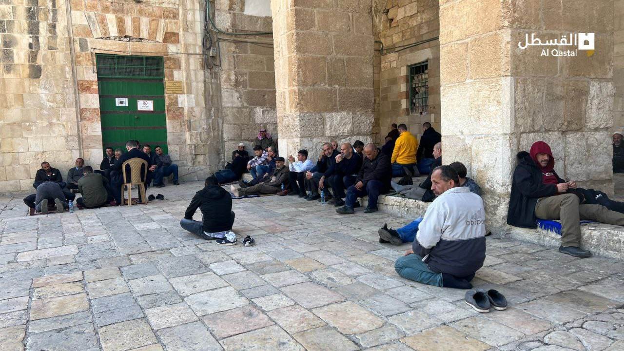 70 ألفًا يؤدون صلاة الجمعة في باحات المسجد الأقصى المبارك