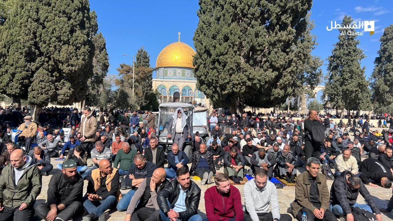 70 ألفًا يؤدون صلاة الجمعة في باحات المسجد الأقصى المبارك