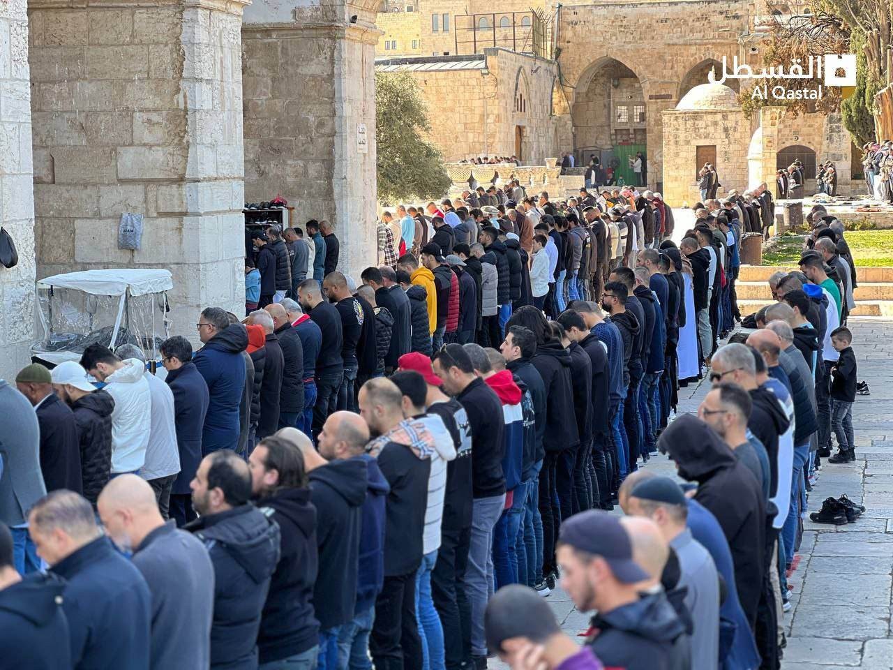 70 ألفًا يؤدون صلاة الجمعة في باحات المسجد الأقصى المبارك