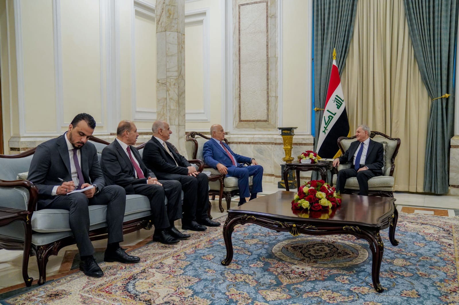 شاهد: رئيس جمهورية العراق يستقبل ممثل الرئيس الفلسطيني في بغداد