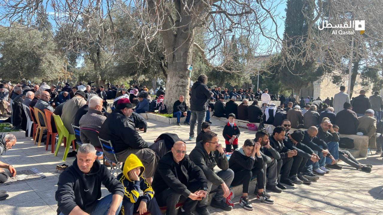 70 ألفًا يؤدون صلاة الجمعة في باحات المسجد الأقصى المبارك