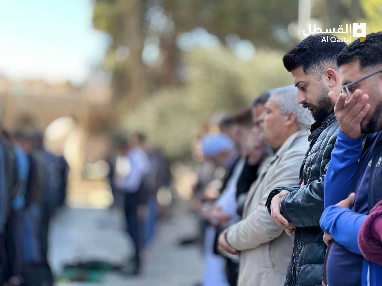 70 ألفًا يؤدون صلاة الجمعة في باحات المسجد الأقصى المبارك