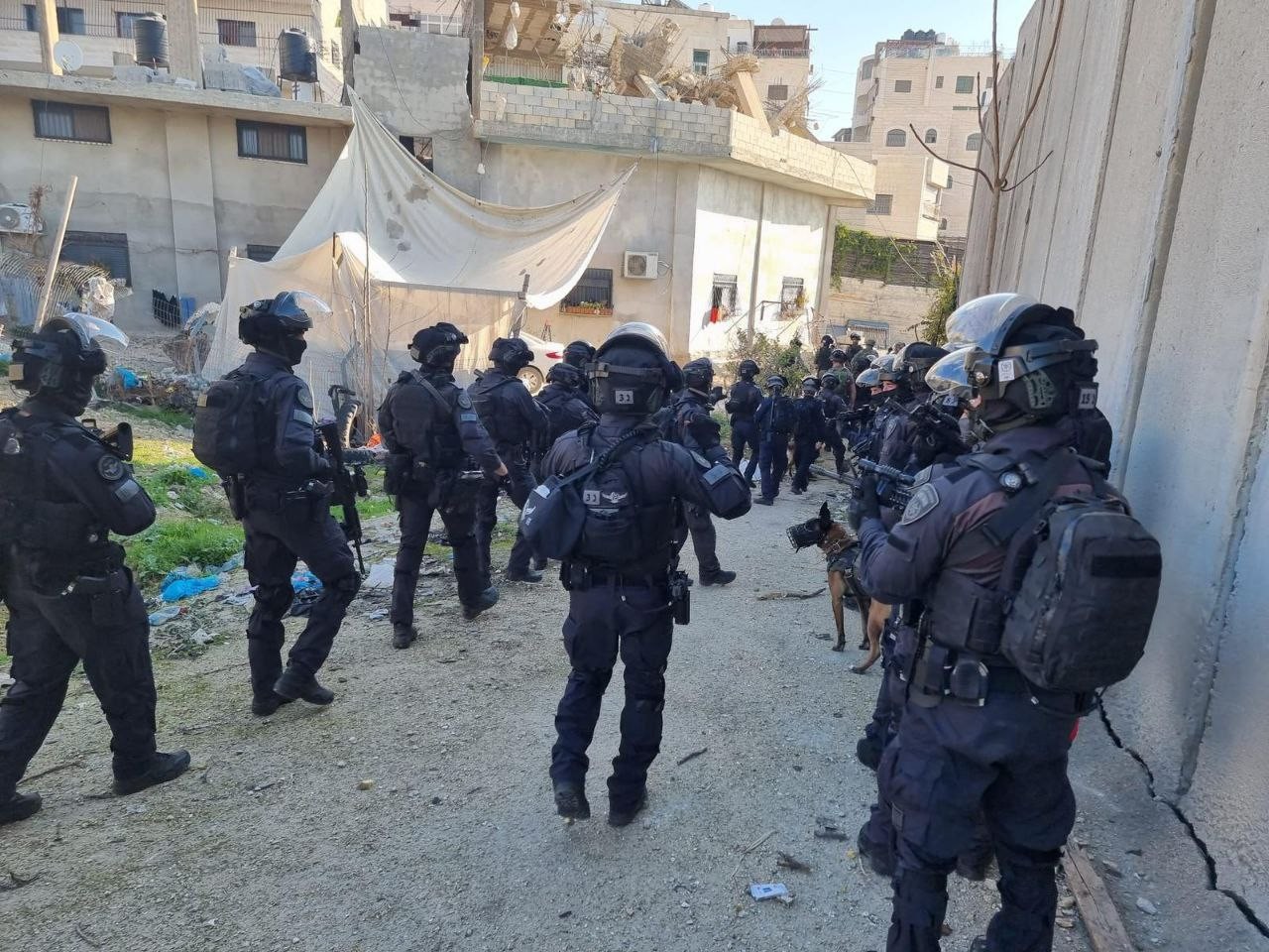 الاحتلال يقتحم مخيم شعفاط لهدم منزل الشهيد عدي التميمي
