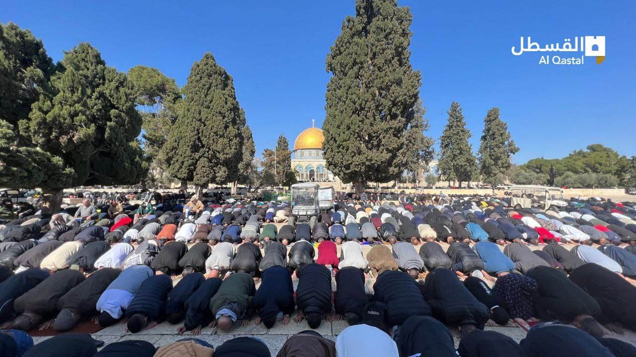 70 ألفًا يؤدون صلاة الجمعة في باحات المسجد الأقصى المبارك