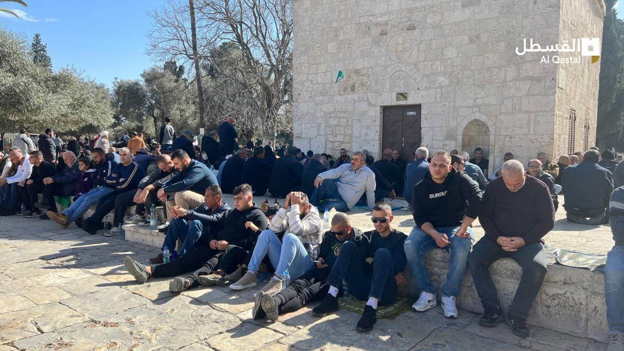 70 ألفًا يؤدون صلاة الجمعة في باحات المسجد الأقصى المبارك
