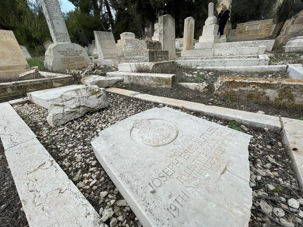 مستوطنون متطرفون يعتدون على مقبرة "البروتستانتية" المسيحية في القدس المحتلة