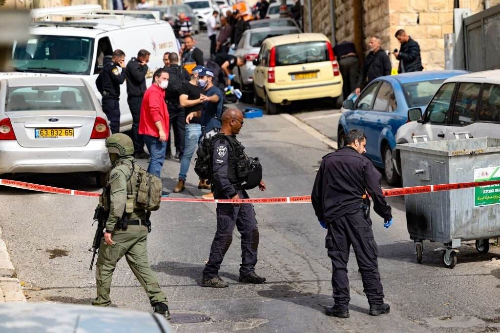 الإعلام العبري: إصابة مستوطنين بعملية إطلاق نار في بلدة سلوان