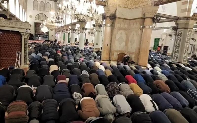 آلاف المواطنين يحيون "الفجر العظيم" بالمسجدين الأقصى والإبراهيمي