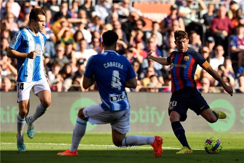 بالصور.. إسبانيول ينتزع نقطة من برشلونة ويرسل هدية للريال