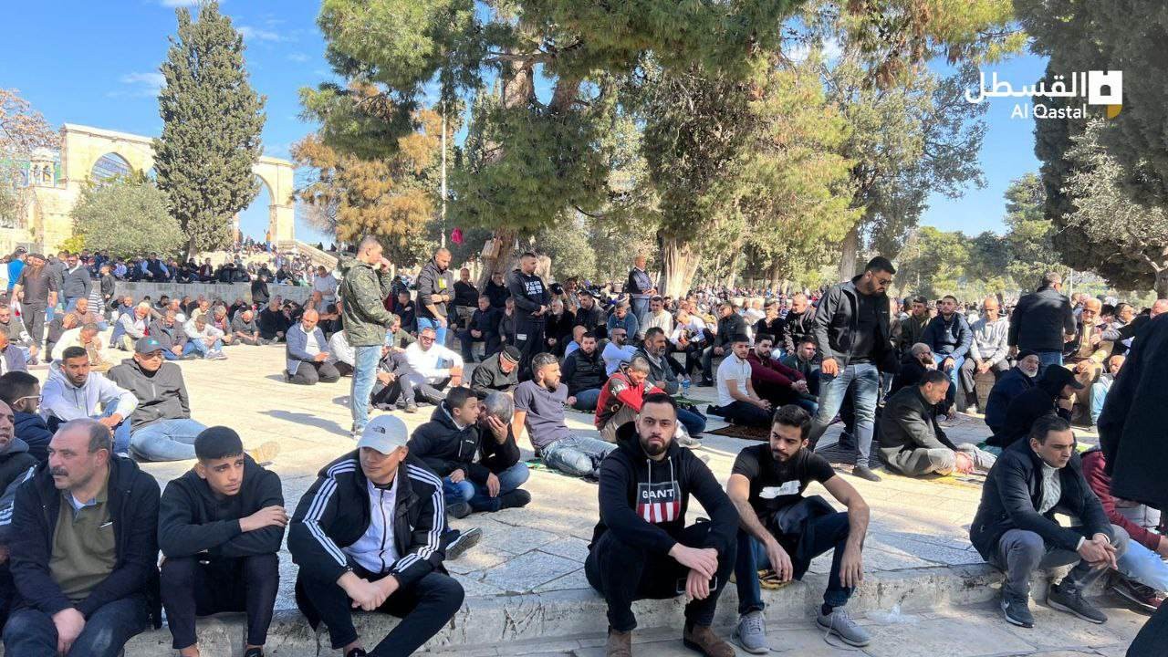70 ألفًا يؤدون صلاة الجمعة في باحات المسجد الأقصى المبارك