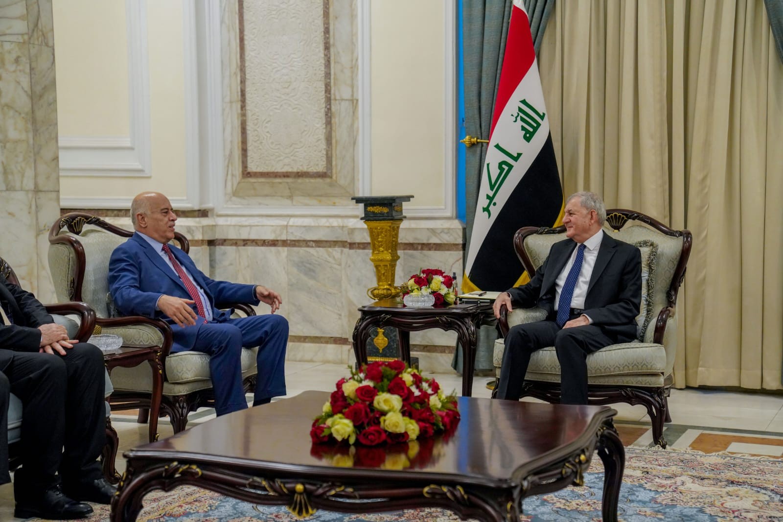 شاهد: رئيس جمهورية العراق يستقبل ممثل الرئيس الفلسطيني في بغداد
