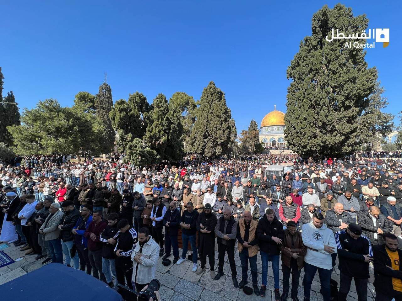 70 ألفًا يؤدون صلاة الجمعة في باحات المسجد الأقصى المبارك