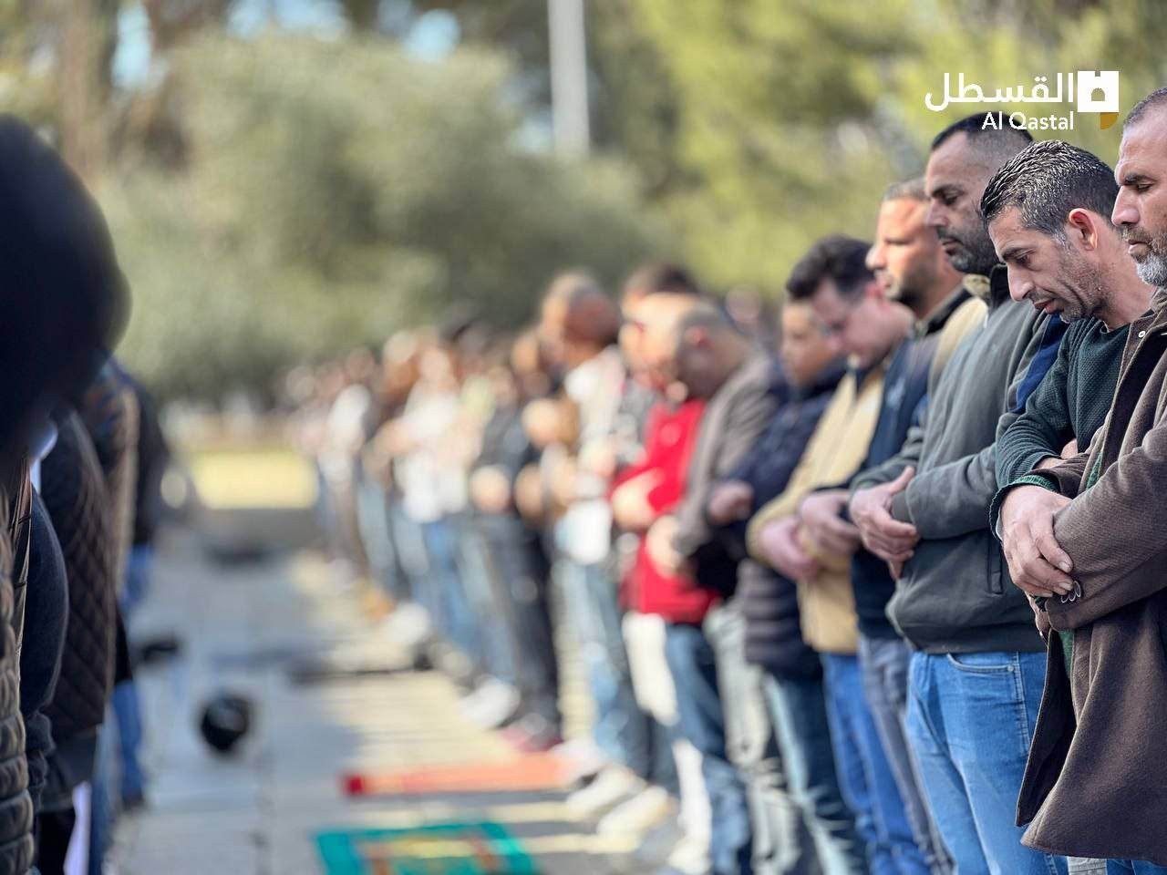 70 ألفًا يؤدون صلاة الجمعة في باحات المسجد الأقصى المبارك