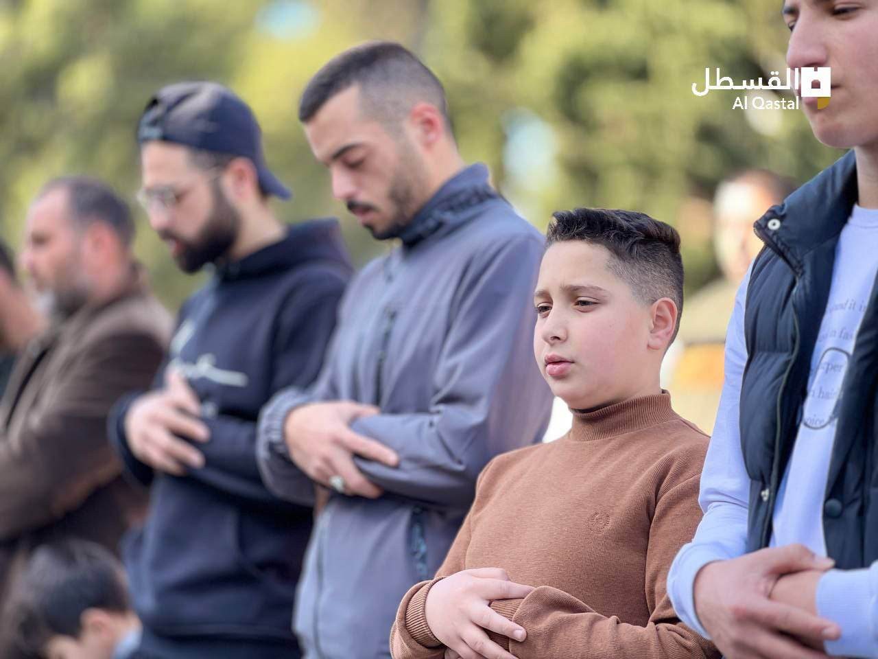 70 ألفًا يؤدون صلاة الجمعة في باحات المسجد الأقصى المبارك