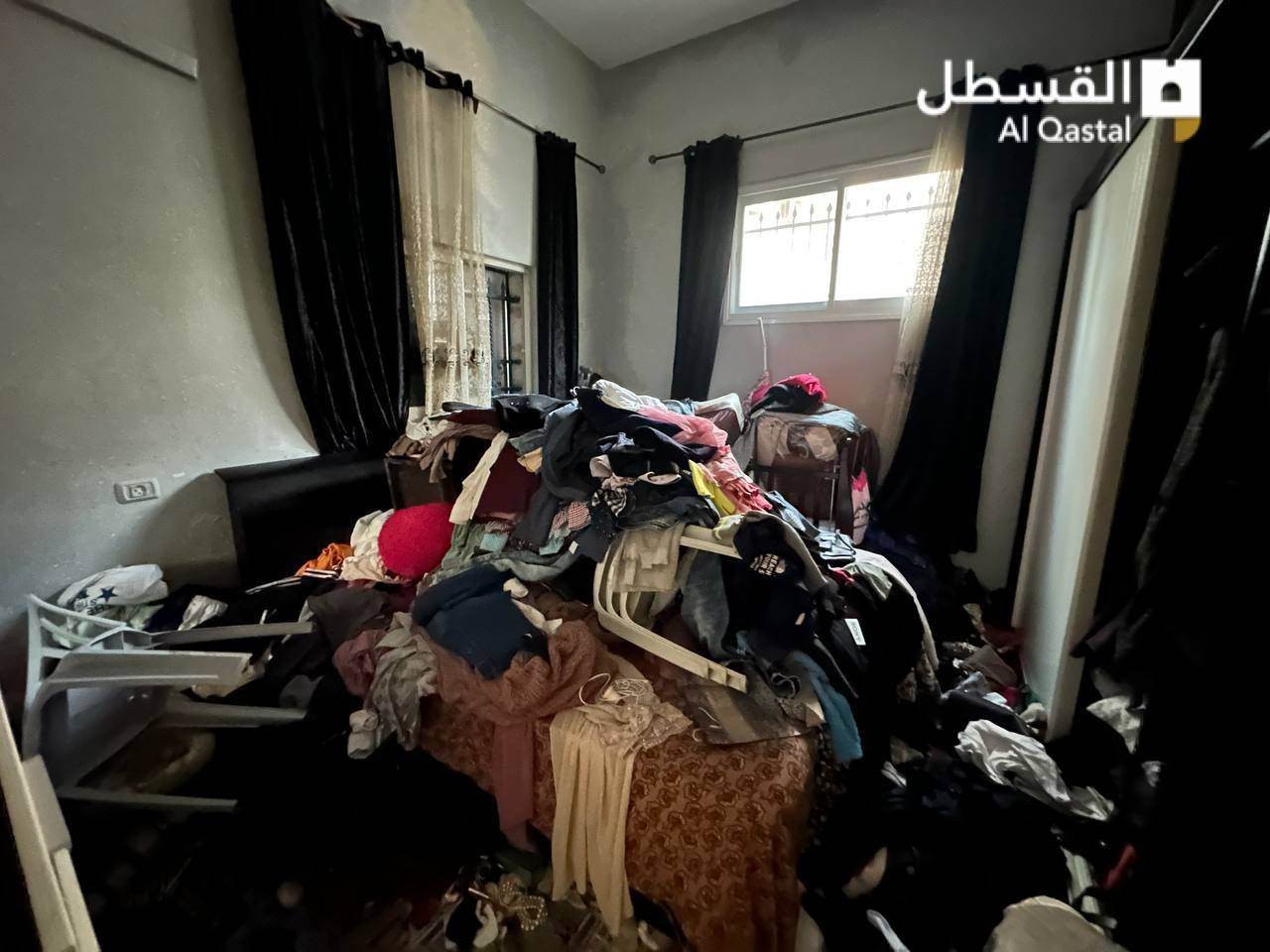 الاحتلال يعيث خراباً في منزل عائلة الشهيد قراقع ببلدة العيساوية ويعتقل زوجته