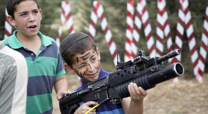 تدريب أطفال إسرائيل على حمل السلاح.jpg