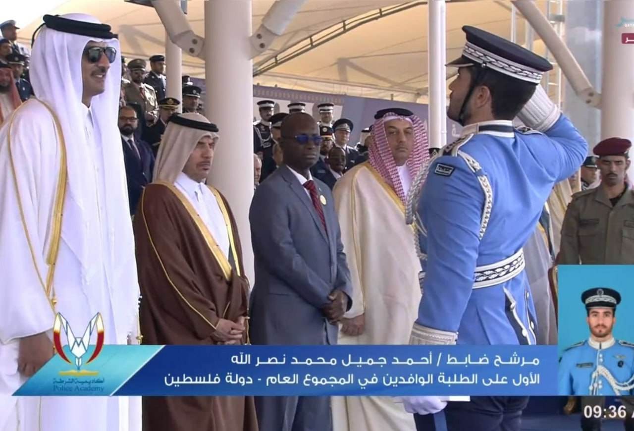 أمير قطر يُكرم ضابط فلسطيني لحصوله على المرتبة الأولى على الطلبة المبتعثين