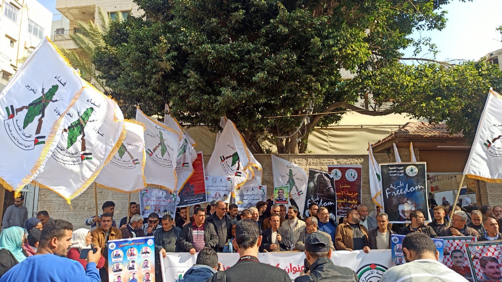 شاهد: الجبهة الشعبية "القيادة العامة" تُنظم وقفة دعم للأسرى أمام مقر الصليب الأحمر بغزّة