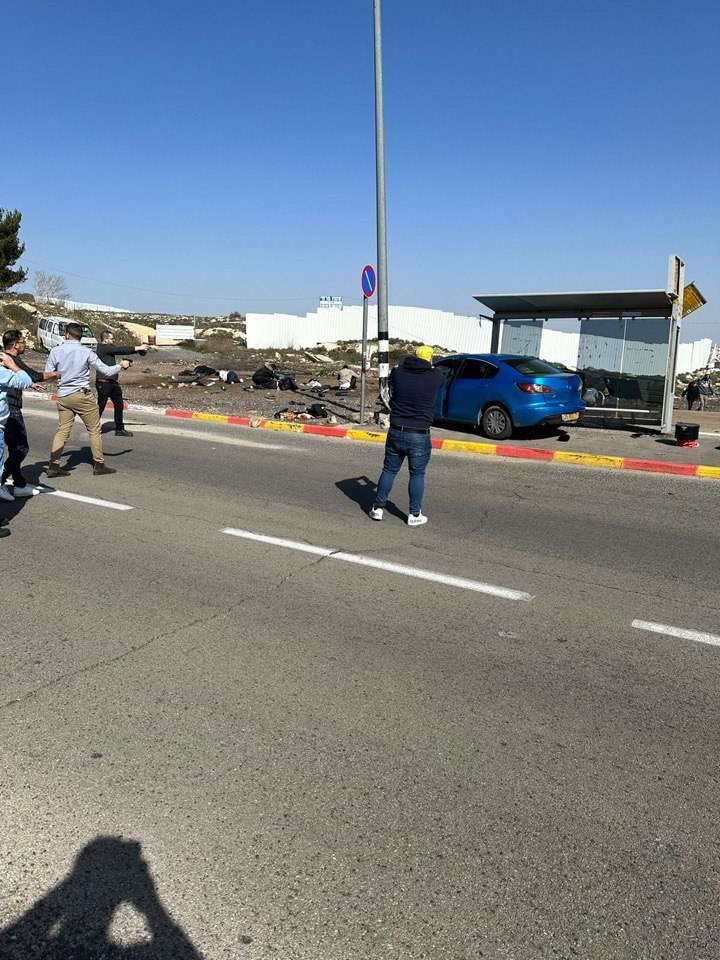 الإعلام العبري: مقتل مستوطنين والعديد من الإصابات بينهم بحالات الخطر إثر عملية دهس بالقدس المحتلة