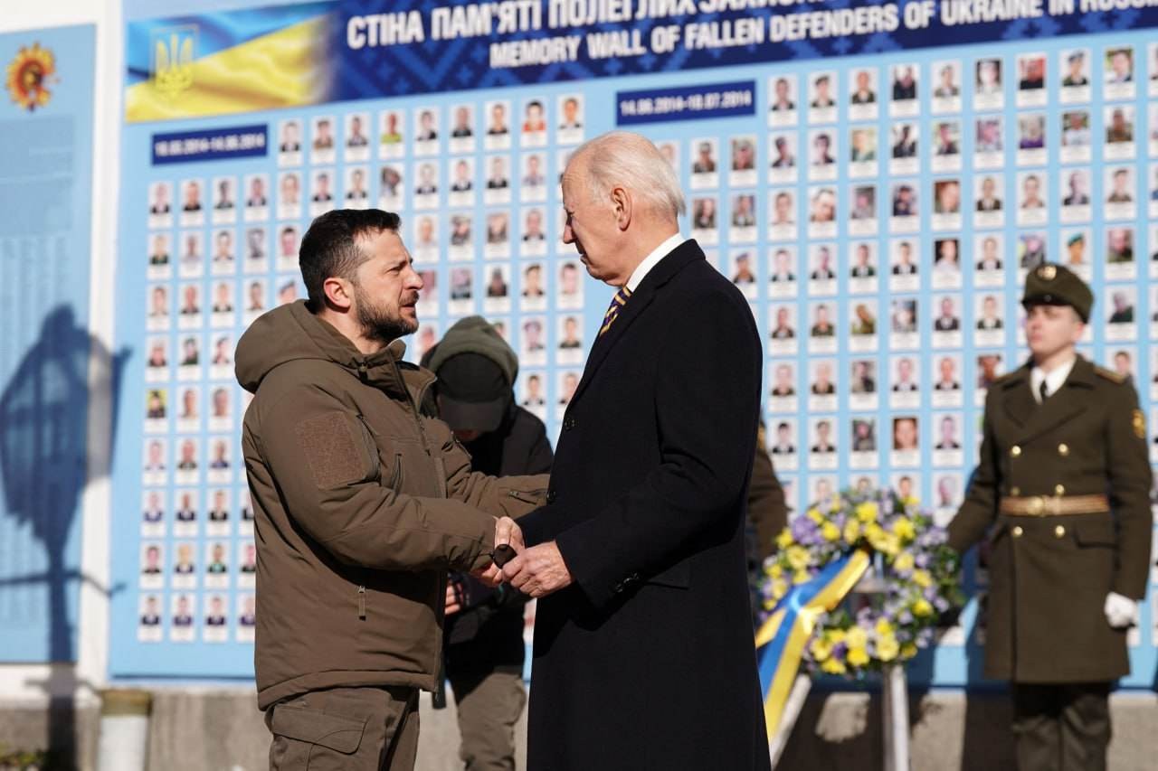 الرئيس بايدن يُجري زيارة مفاجئة إلى كييف ويلتقي زيلينسكي