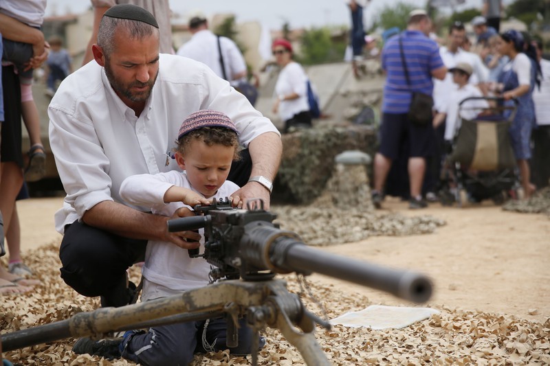تدريب أطفال إسرائيل على حمل السلاح 1.jpg