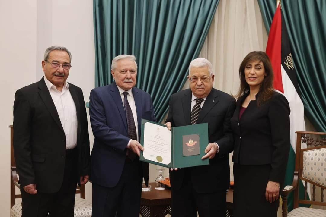 الرئيس عباس يُقلد القيادي قيس عبد الكريم النجمة الكبرى من وسام القدس