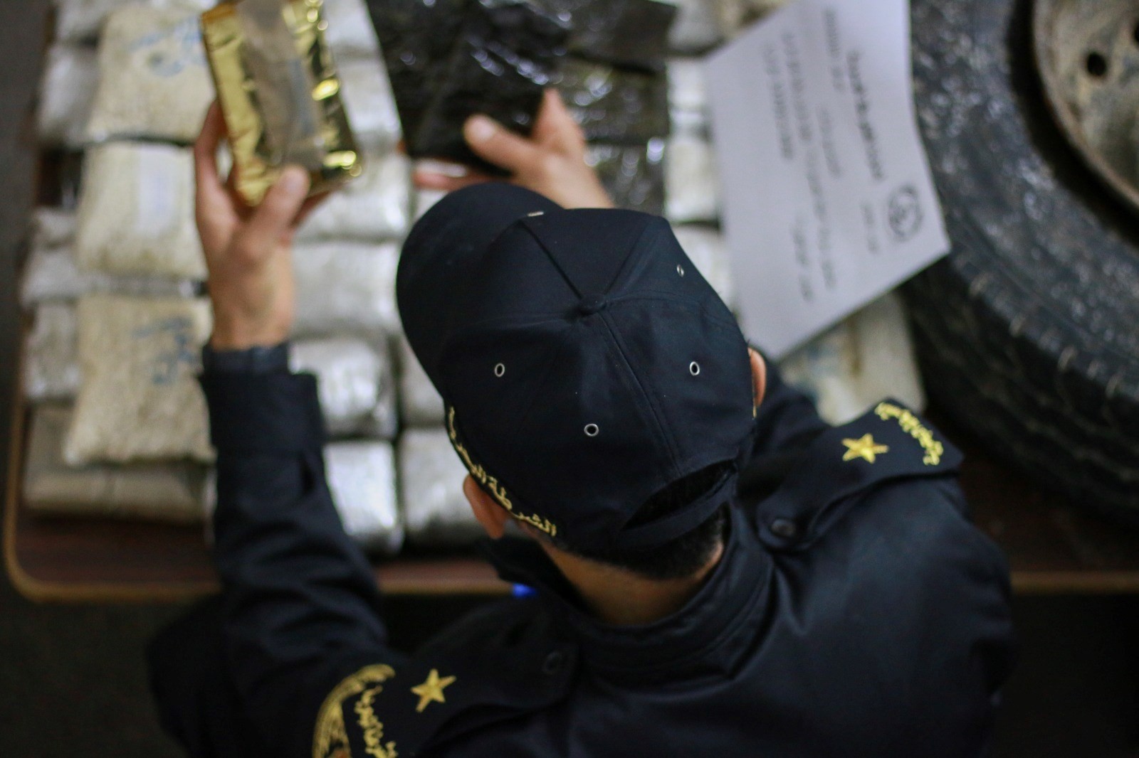 الشرطة البحرية تضبط 130 فرش حشيش وحبوباً مخدرة بخان يونس