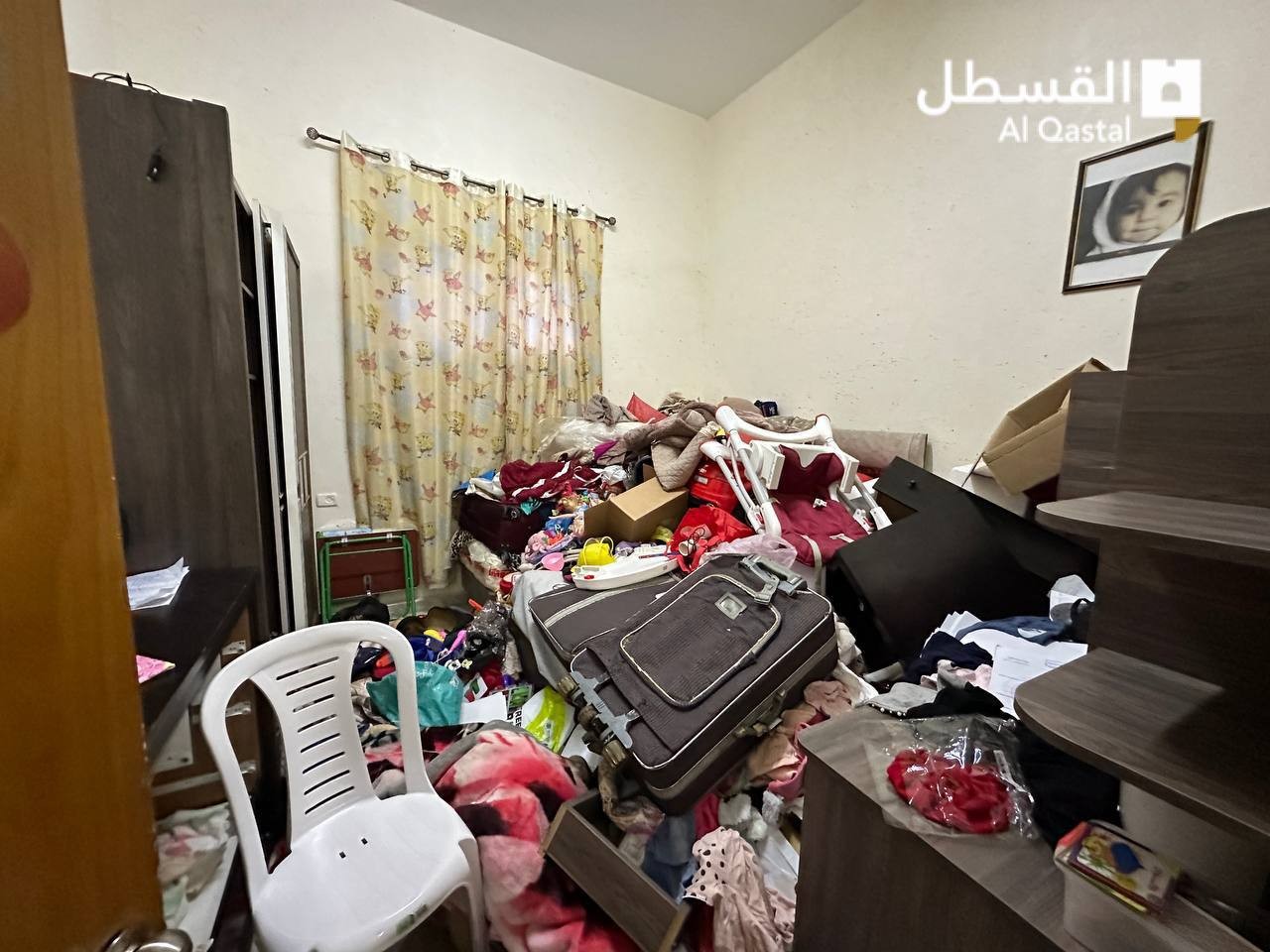 الاحتلال يعيث خراباً في منزل عائلة الشهيد قراقع ببلدة العيساوية ويعتقل زوجته