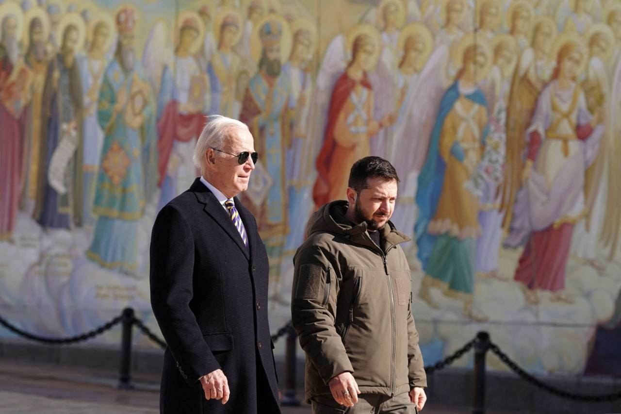الرئيس بايدن يُجري زيارة مفاجئة إلى كييف ويلتقي زيلينسكي
